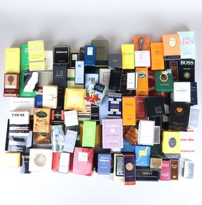 beaucoup de cigarettes différentes sur la table