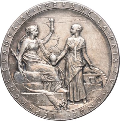 une image représentant une médaille d'argent sur laquelle figurent une femme et un homme