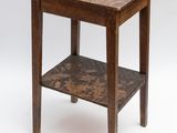 une image représentant une petite table en bois avec une étagère en dessous