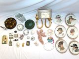 un grand nombre d'objets posés sur une table