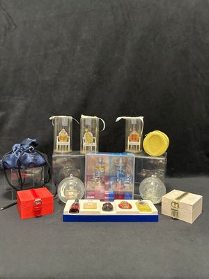de nombreux objets différents posés sur une table