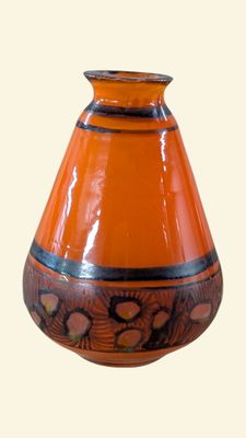 un vase orange posé sur une table