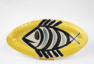une assiette jaune sur laquelle est représenté un poisson en noir et blanc