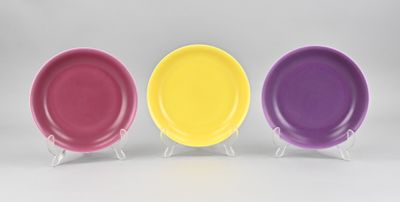 trois assiettes de couleurs différentes empilées les unes sur les autres