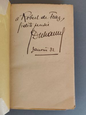 un vieux livre portant des annotations manuscrites, posé sur une table