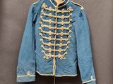 une veste bleue avec des boutons dorés