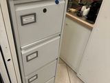 une photo d'un classeur dans une cuisine