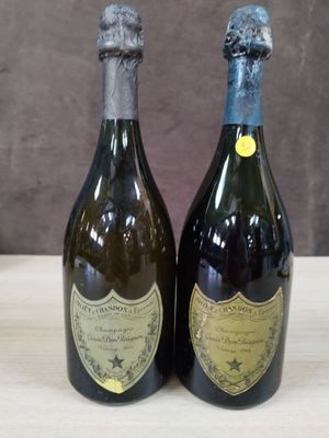deux bouteilles de champagne posées sur une table l'une à côté de l'autre