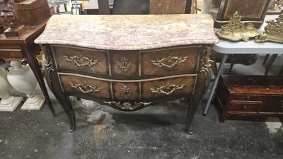 une commode surmontée d'un plateau en marbre