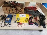 une table sur laquelle sont posés tout un tas d'outils électriques