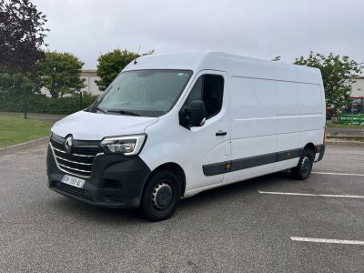 La camionnette blanche est garée sur le parking, dans le parking.