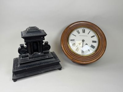une petite horloge et une autre petite horloge posées sur une table