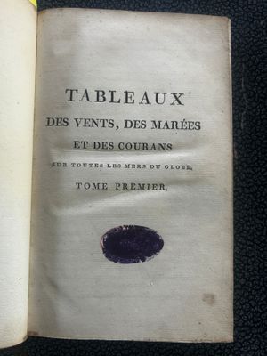 un livre ouvert posé sur une surface noire