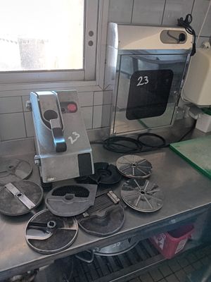 une photo d'une cuisine dont le plan de travail est encombré