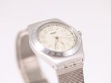 gros plan d'une montre-bracelet sur une surface blanche