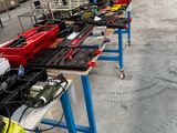 une table sur laquelle sont posés de nombreux outils, dans un entrepôt