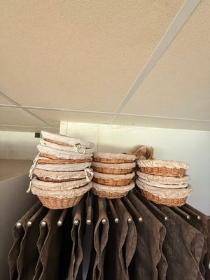 une pile de sacs empilés les uns sur les autres