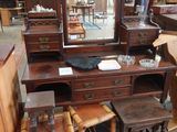 un grand nombre de meubles qui se trouvent dans une pièce