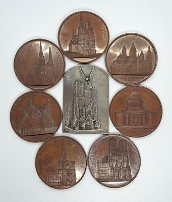 plusieurs pièces de monnaie sont disposées en cercle sur une surface blanche