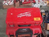 une boîte à outils rouge avec des outils sur le sol