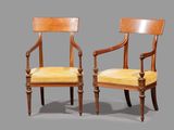 deux chaises en bois avec un revêtement jaune, rembourré, rembourré, rembourré, rembourré, rembourré