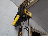 une grue suspendue au plafond d'un bâtiment