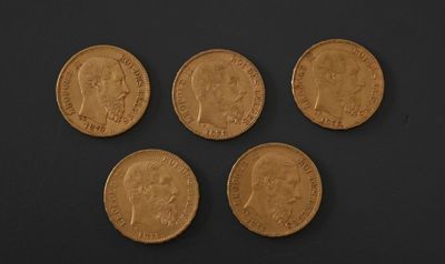 four gold sovereigns, one of which has a crown on it