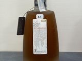 une bouteille d'alcool posée sur un comptoir, avec une étiquette dessus