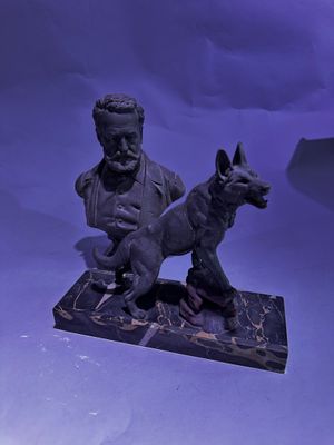 statue représentant un homme et un chien, posée sur un socle en marbre