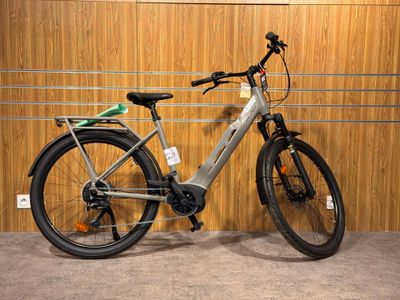 une photo d'un vélo garé dans un garage