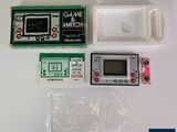 un Game & Watch posé sur une table blanche
