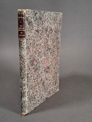 un vieux livre posé sur une surface grise