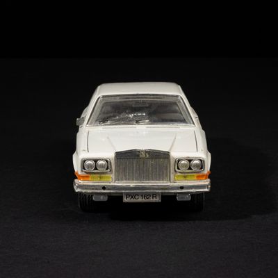 une petite voiture posée sur une surface noire
