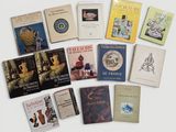 de nombreux livres posés sur une table
