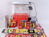 de nombreux objets souvenirs Ferrari exposés sur la table