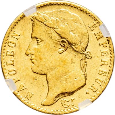 Gros plan sur une pièce d'or ornée d'une tête de femme