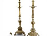 paire de bougeoirs anciens en laiton avec leurs supports