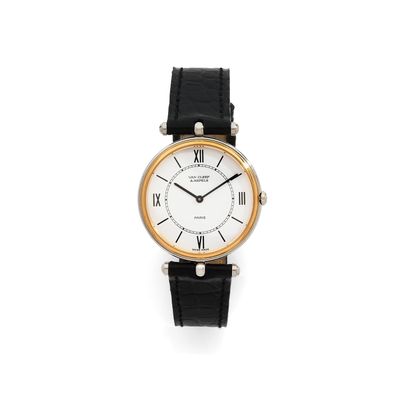 une image d'un gros plan d'une montre-bracelet sur un fond blanc