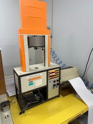 une machine posée sur une table dans une pièce