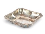 une assiette en argent antique sur fond blanc avec un fond blanc