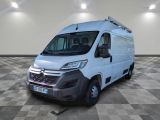 la camionnette blanche est garée sur le sol en damier d'une pièce