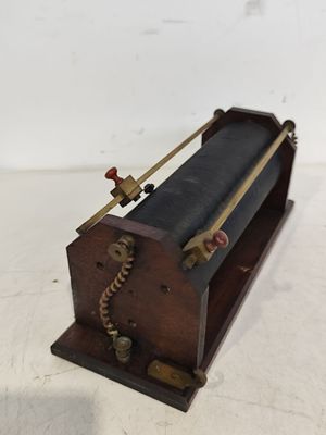 une machine à coudre à l'ancienne posée sur un plan de travail blanc