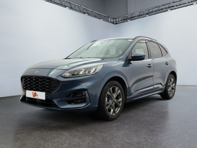 Le nouveau SUV Ford Kuga est garé dans une grande pièce.