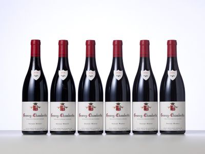 six bouteilles de vin rouge alignées
