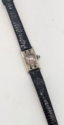 une image d'une montre-bracelet sur une surface blanche