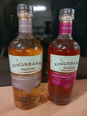 Deux bouteilles de Kingsbars sont posées sur une table en bois.