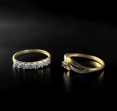 deux bagues en or serties de diamants sur fond noir