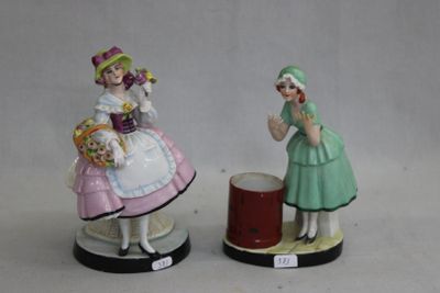 deux figurines représentant des femmes debout l'une à côté de l'autre