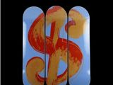 trois skateboards sur lesquels est peint un signe « $ »