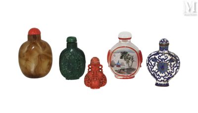 cinq petits vases posés les uns à côté des autres sur une surface blanche